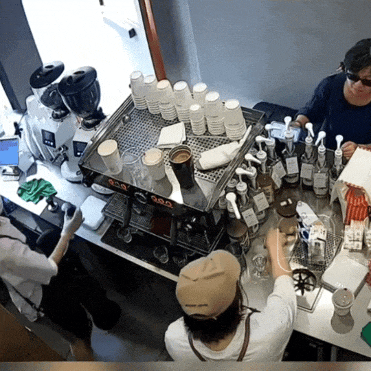 箱”惹争议员工：连夜辞职跑路！AG真人百家乐瑞幸门店“上烤(图10)