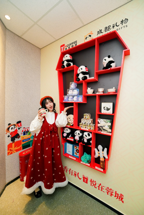 名店启幕 “咖啡+文化”解锁品牌本土新体验ag真人平台第一游戏肯悦咖啡×成都礼物联(图6)